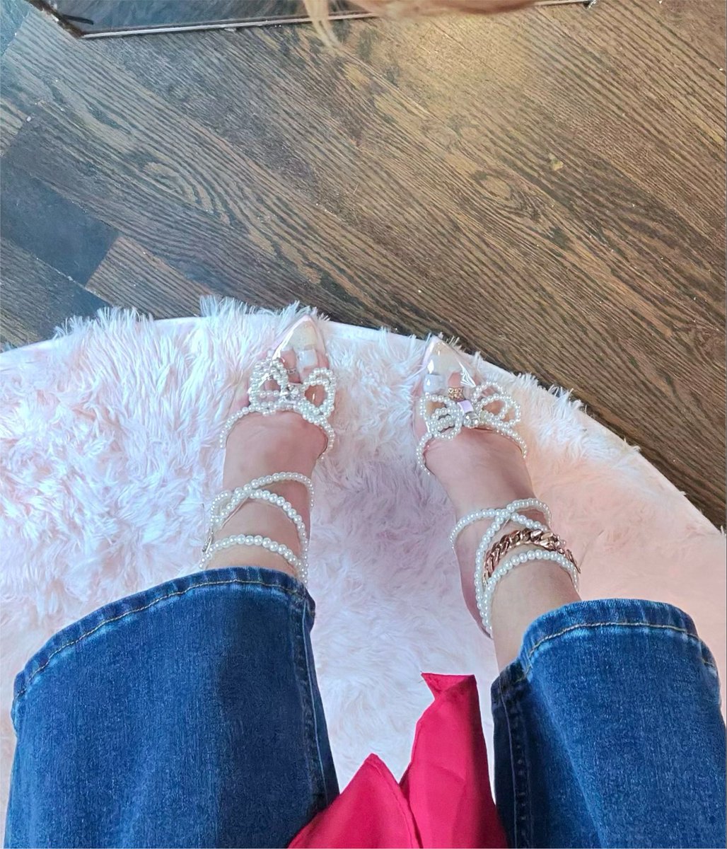 HouseofFoxSoles's tweet photo. Those little veins running across my feet are looking extra tempting today… 🦶🏽✨

Wonder what these heels look like when I really start teasing you? 😈

Subscribe if you want to see what happens after the teasing stops. 💋

https://t.co/IJ5jDl0Fov

#findomdrain #feet #sole #toes #paypiggies #dom