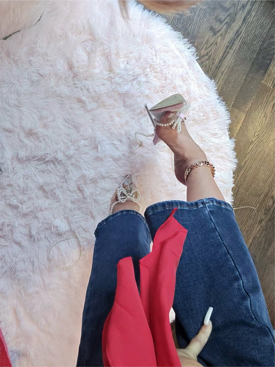 HouseofFoxSoles's tweet photo. Those little veins running across my feet are looking extra tempting today… 🦶🏽✨

Wonder what these heels look like when I really start teasing you? 😈

Subscribe if you want to see what happens after the teasing stops. 💋

https://t.co/IJ5jDl0Fov

#findomdrain #feet #sole #toes #paypiggies #dom