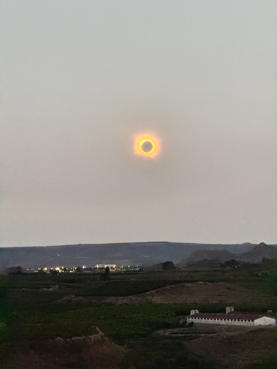 EigenwijzeTine's tweet photo. Na 1999 in Hongarije nu een tweede keer een volledige verduistering mogen zien. Ongelooflijk gaaf! #Zonsverduistering #Spanje #eclips #wauw https://t.co/NoGDpnXhIT