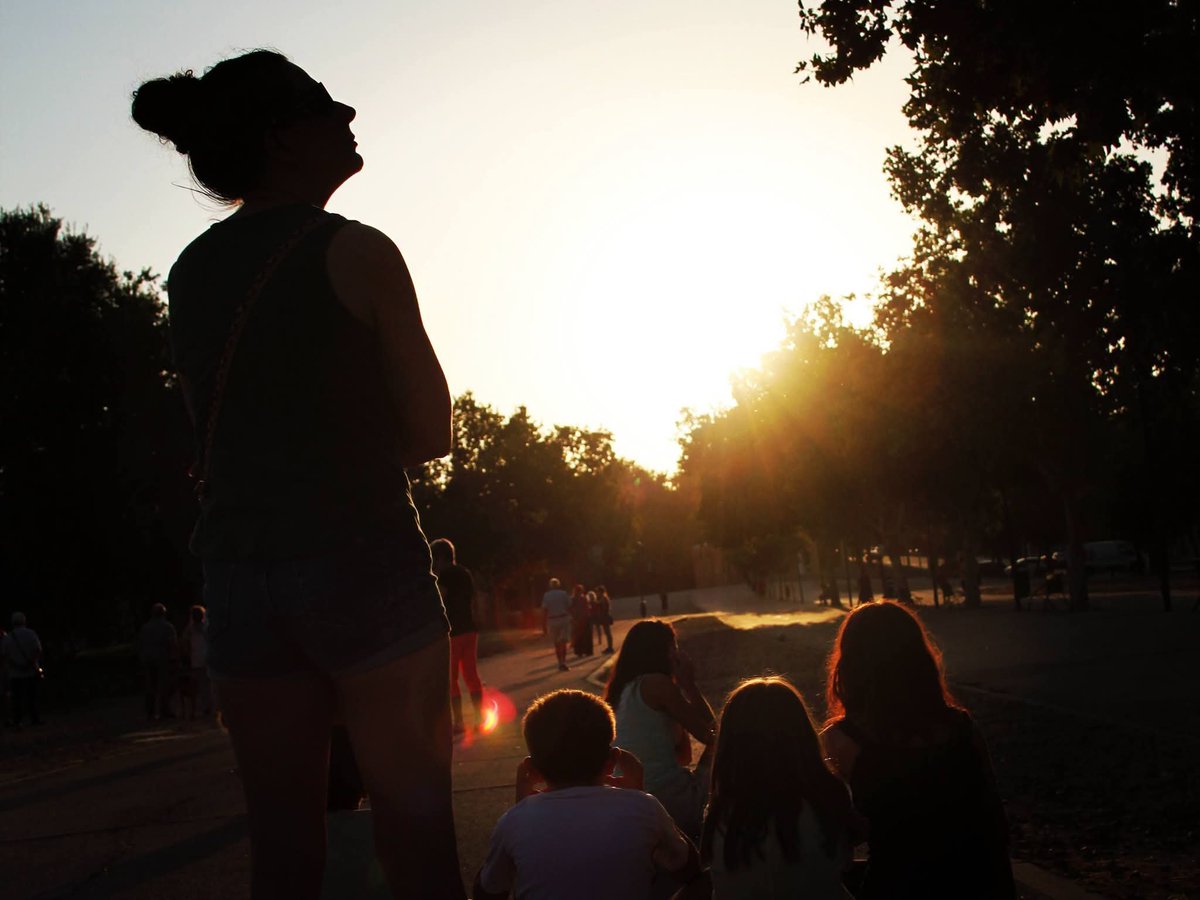 Ayto_SFH's tweet photo. 🌔 🌔 Y así se ha vivido el eclipse en #SanFernandoDeHenares.

🌔🌔 Familias y grupos de amigos/as han seguido este fenómeno astronómico desde varios puntos de la ciudad, como el Paseo de los Chopos, el parque Dolores Ibárruri o el Recinto Ferial. https://t.co/S1jEp6mYtA