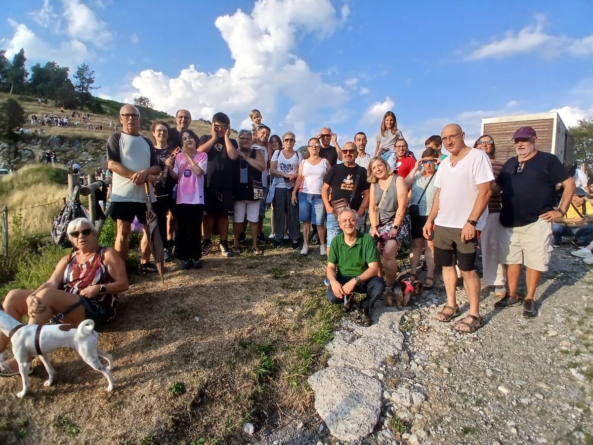 ElsSolans's tweet photo. Foto de família de la sortida a Coll d’Ares per veure l’eclipsi #camprodon #girona https://t.co/l442BcmHvw