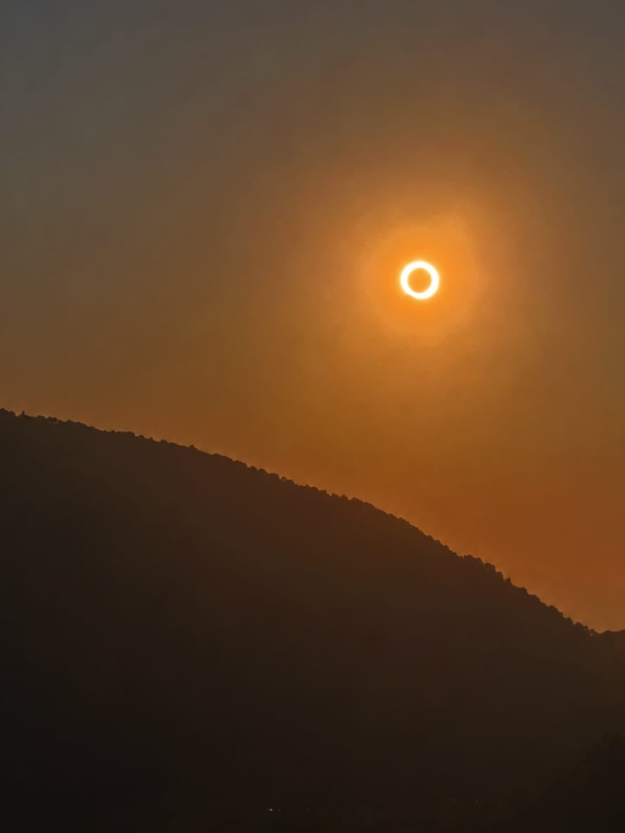 TurismoAsturias's tweet photo. 🌒✨ ¡𝗔𝘀𝘁𝘂𝗿𝗶𝗮𝘀 𝗺𝗶𝗿𝗮𝗻𝗱𝗼 𝗮𝗹 𝗰𝗶𝗲𝗹𝗼!

Pajares, Los Oscos, El Acebo (Cangas del Narcea) o Tineo son solo algunos de los lugares desde los que se ha podido disfrutar del eclipse.

Pero seguro que hay muchas más imágenes espectaculares desde otros rincones de Asturias. 😍

📸 𝗤𝘂𝗲𝗿𝗲𝗺𝗼𝘀 𝘃𝗲𝗿 𝘃𝘂𝗲𝘀𝘁𝗿𝗮𝘀 𝗳𝗼𝘁𝗼𝘀. Si has podido verlo, cuéntanos desde dónde y mándanos tu foto en los comentarios. 👇
