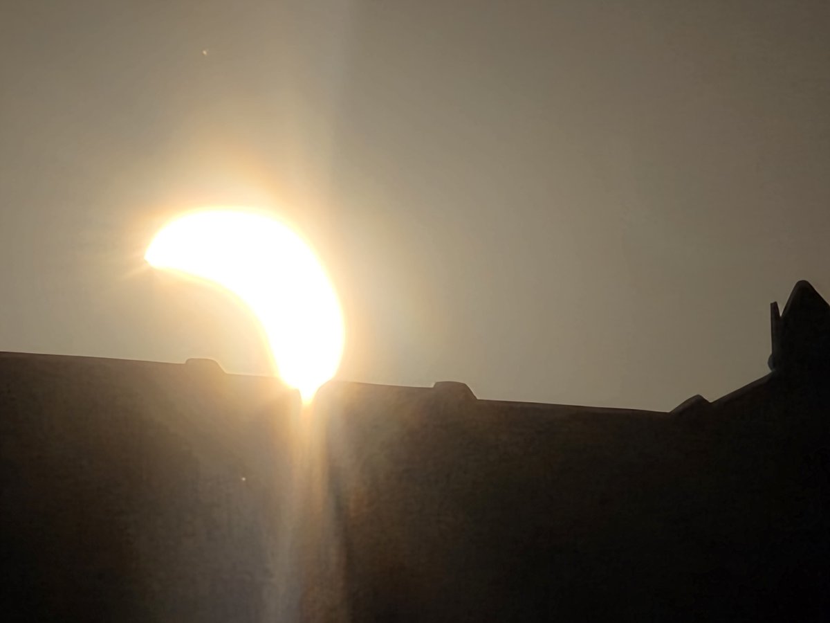 munshi1's tweet photo. Enjoying through the camera  looks like the octopus logo head #OctopEclipse
@OctopusEnergy https://t.co/X1RoBGPY9s