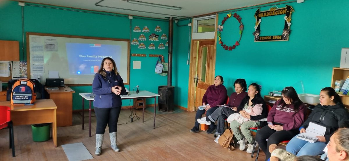 SenapredLosLago's tweet photo. Impartimos capacitación del Plan Familia Preparada al centro de apoderados de la Escuela sector La Capilla, fortaleciendo así las capacidades y conocimiento en la etapa de preparación en temas de #GRD. https://t.co/F1sg9q30jb