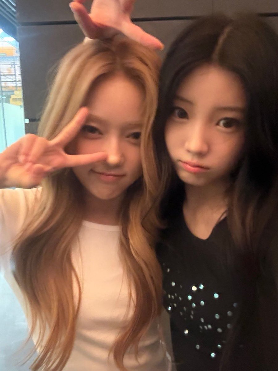 illiteez's tweet photo. OMG OMG OMG WE FINALLY GOT THAT HYEWON AND WONHEE REUNION!!!!!😭😭😭 THEY LOOK SO CUTE I COULD CRY https://t.co/tLUQMCPJC5