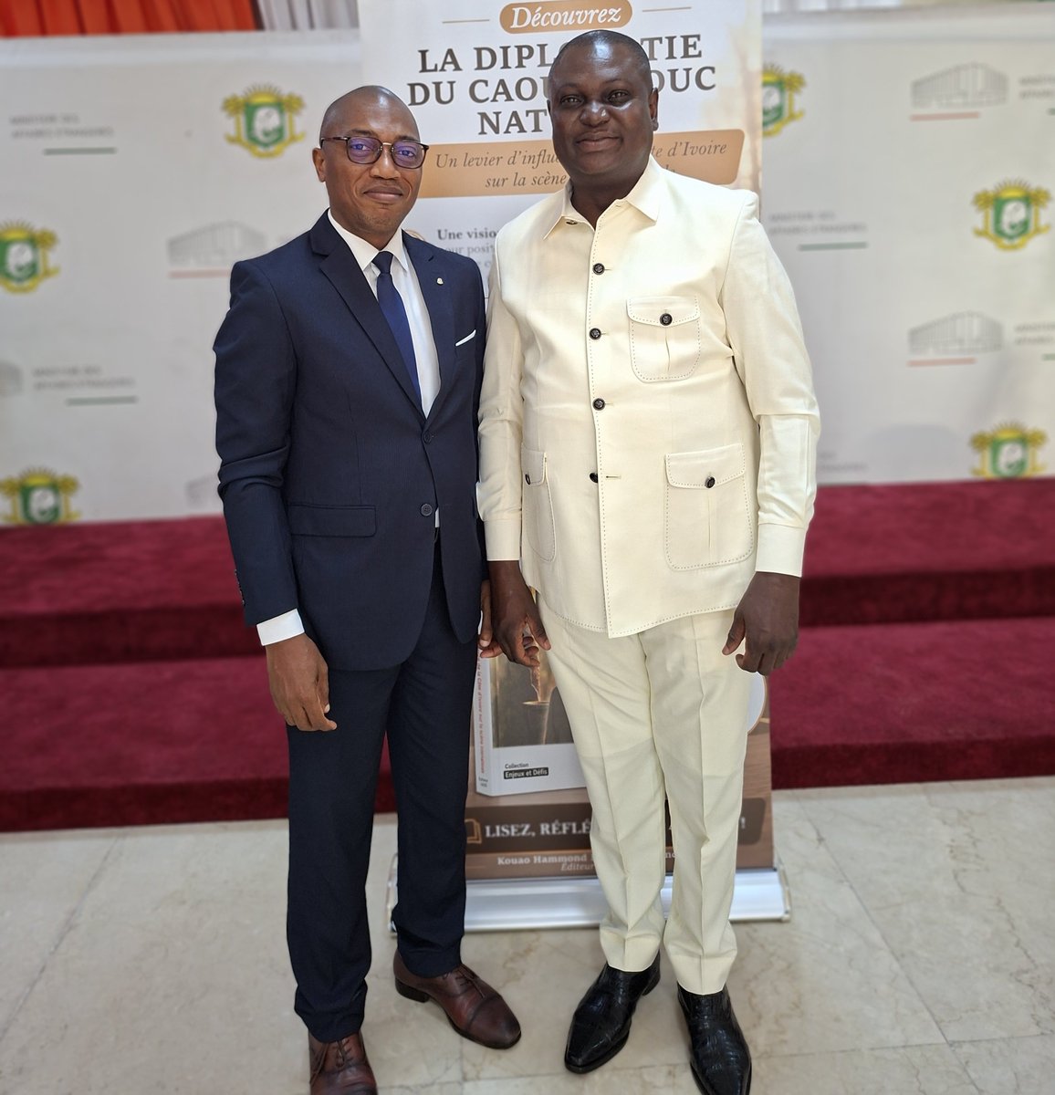 DonJeanStephane's tweet photo. Et si l'avenir de la diplomatie ivoirienne se jouait dans les plantations d’hévéa?  La Côte d'Ivoire officiellement devient le 2e producteur de caoutchouc au monde #InstantDedicace #Livre #BulletinDiplomatique #DiplomatieEconomique https://t.co/UFRXXYC8pN