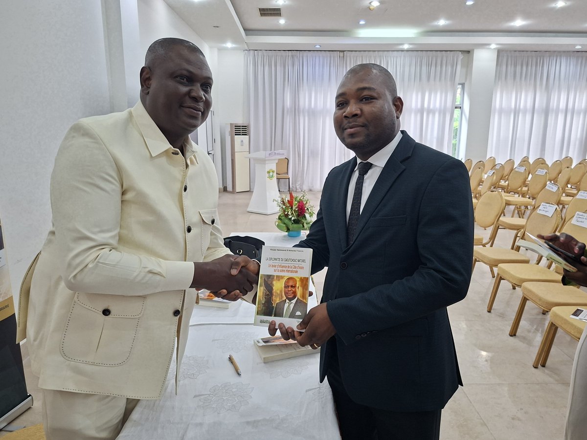 DonJeanStephane's tweet photo. Et si l'avenir de la diplomatie ivoirienne se jouait dans les plantations d’hévéa?  La Côte d'Ivoire officiellement devient le 2e producteur de caoutchouc au monde #InstantDedicace #Livre #BulletinDiplomatique #DiplomatieEconomique https://t.co/UFRXXYC8pN