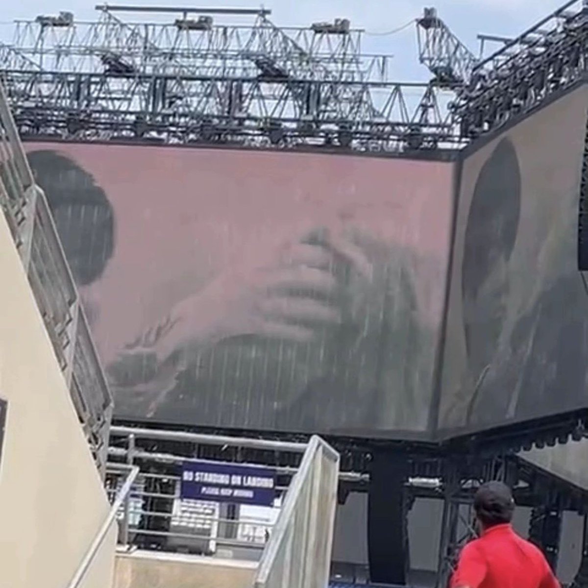 AnaMaha20201's tweet photo. jungkook was fixing jimin's hair while rehearsing? I want the video NOW 😭😭😭🫂❤️‍🩹 https://t.co/m3m5osSWMa
