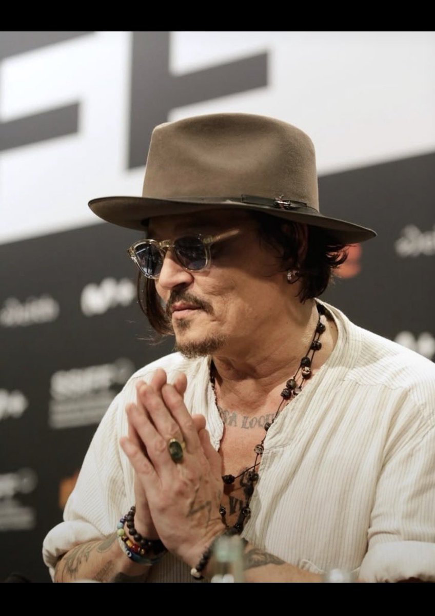 johnnydeplife's tweet photo. Some people speak with words.
Johnny Depp has always had another language,the silence between them. 🖤

What do you see when you look into those eyes?

#JohnnyDepp #FilmTwitter #Cinema #DeppHeads #MovieFans https://t.co/1AVJyCjSV0