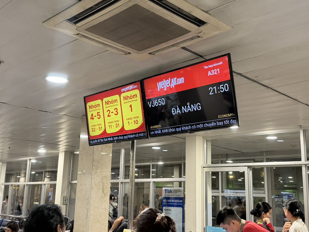 Go_World_Go's tweet photo. 7本目
ホーチミン🇻🇳からダナンへ
ベトジェットは安定の遅延w

短距離路線と言っても、1日でインター3本とドメ1本は大変😅

お隣りはCAさん

#ベトナム
#SGN
#DAD https://t.co/yWP5W6Oa41
