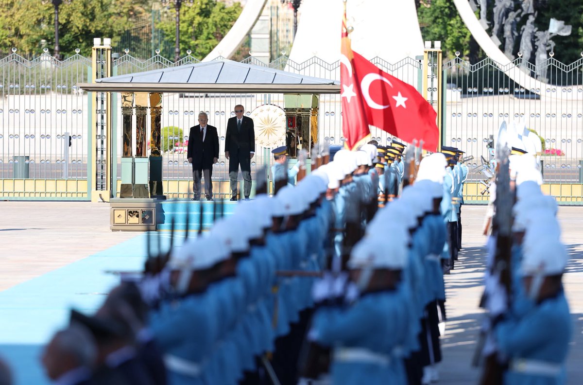 Akparti's tweet photo. Cumhurbaşkanımız Sayın Recep Tayyip Erdoğan, Filistin Devlet Başkanı Mahmud Abbas’ı resmi törenle karşıladıktan sonra ikili görüşme gerçekleştirdi. https://t.co/T8i9Q1dXoV