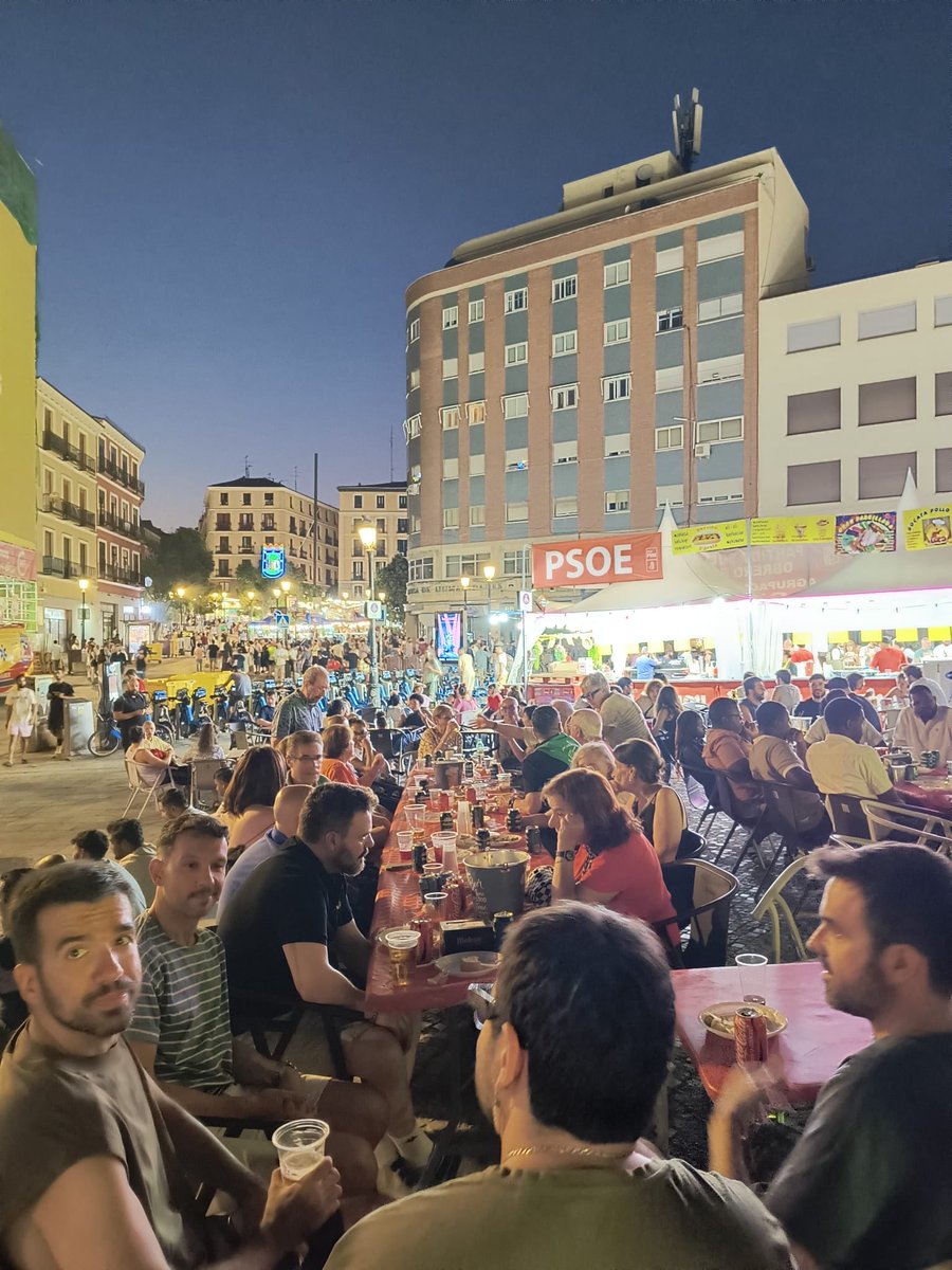 rob_gonzlez's tweet photo. Ayer tuvimos el encuentro con la militancia en la caseta del @PSOEMCentro en las Fiestas de San Lorenzo. Muchas gracias a las compañeras y compañeros que asistieron. Especialmente a los compañeros/as de @PSOEMadridAyto y del @psoe_m que nos acompañaron. Siempre es un placer contar con vuestra presencia en los actos de la Agrupación. Un feliz verano y un abrazo socialista 🌹🌹🌹