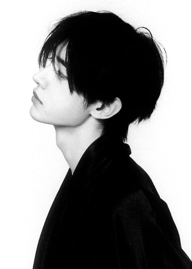 4xousand's tweet photo. 흑백사진하면 얼굴에 선 더 뚜렷해지는데 
특히 턱선 잘 보이는 거 ….. https://t.co/oJl8aumjrn