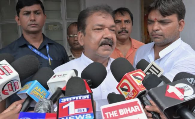 ParambirBihar's tweet photo. दिलीप जायसवाल जी का बयान आया है कि पैसे के लिए क्या कोठा खोल दें? शराब पीने वाला अपराधी होता है।
शराबबंदी पर NDA के नेता अनाप-��नाप बयानबाजी कर रहे हैं। खुद को ��मझ नहीं आ रहा कि क्या बोल रहे हैं।आपके अपने विभाग में CO लूट कर गर्दा-गर्दा कर रहे हैं। पीड़ित कोर्ट से लेकर पटना में मंत्री जी तक चक्कर काट रहे हैं। लेकिन आपको चिंता सिर्फ शराबबंदी की है।
यूपी शराब बेचकर सालाना करीब 70,000 करोड़ कमाता है। बंगाल में भी 50,000 करोड़ के आसपास राजस्व आता है। क्या यह “कोठा” की कमाई है? क्या आपकी सरकार पूरे देश में शराबबंदी लागू करेगी?अगर शराब पीने वाले अपराधी हैं, तो फिर बीजेपी के वे बड़े नेता जो शराब पीते थे या पीते हैं, वे भी अपराधी हैं?
अटल बिहारी वाजपेयी भी शराब पीते थे। क्या वे अपराधी थे? क्या उन्होंने महिलाओं के साथ हिंसा की थी? तर्क दोहरे मापदंड वाले हैं। पहले अपने विभाग को संभालिए, फिर दूसरों को उपदेश दीजिए।
#Shrabbandi #DilipJaiswal #Bihar #BJP #BiharNews