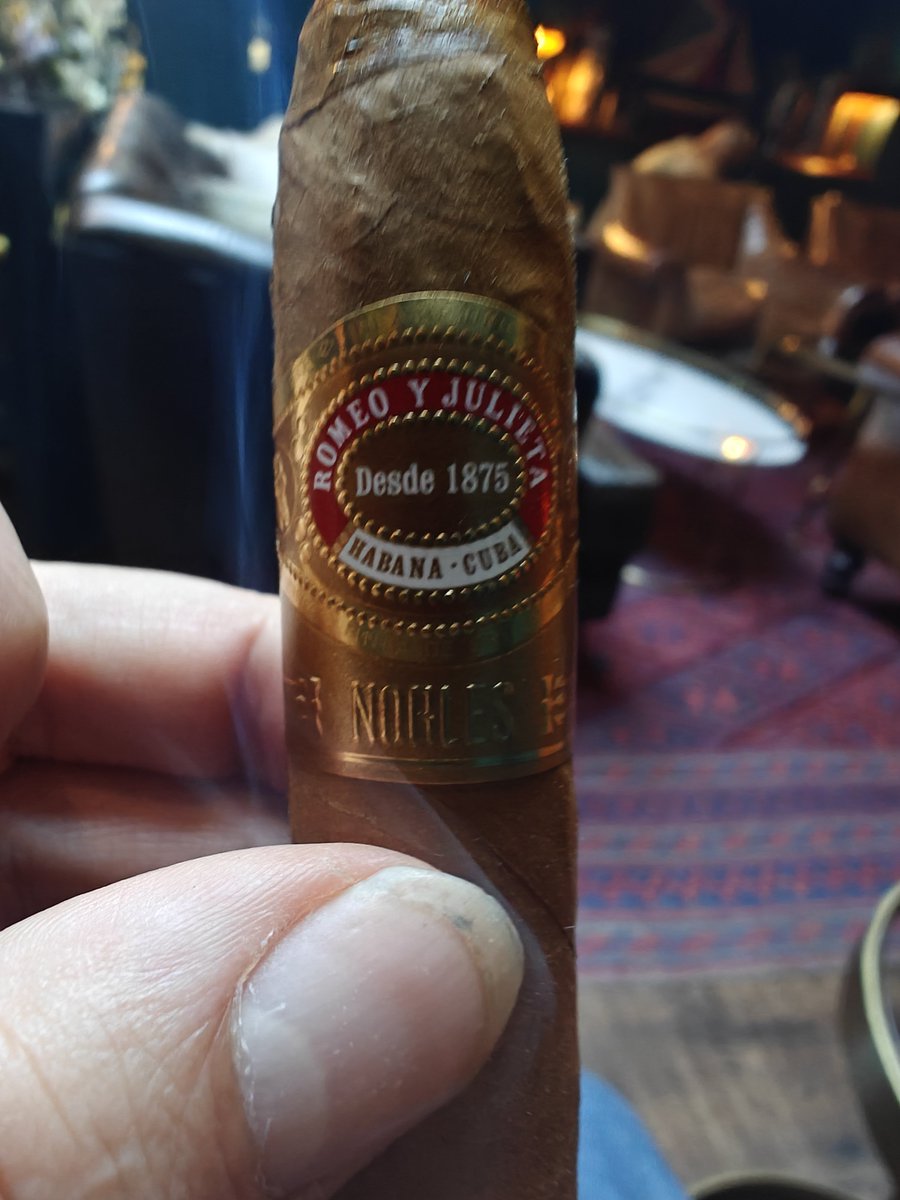 stogiesWOB's tweet photo. Second of the day Romeo y Julieta Línea de Oro Nobles at No.6 Cavendish https://t.co/1bMN5Tt6BQ