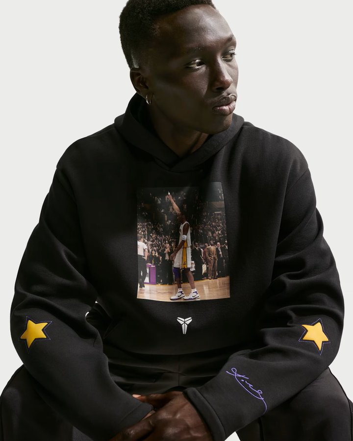 SnkrsStock's tweet photo. AD: SALE $66.73 
w/code DAYONE Nike 
Kobe Dri-FIT '81 Points' Fleece Pullover Basketball Hoodie
https://t.co/mHfbkmXGVK https://t.co/GMHrKAHJxN