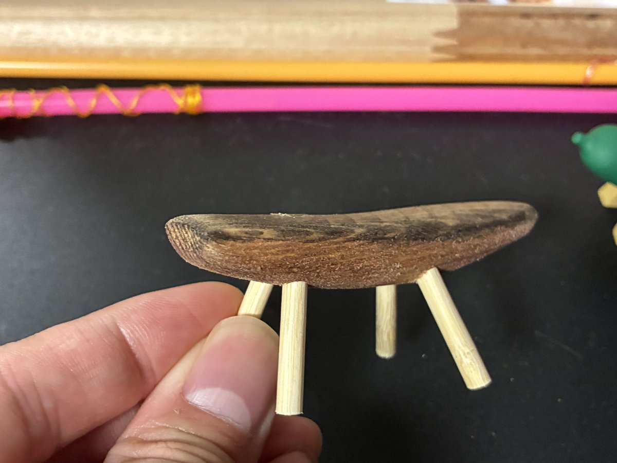 jj_tt_f's tweet photo. 精霊馬2個いる事に気付いて一個作ってみた！
木片をベルトサンダーとグラインダーで削ってワトコオイルのエボニー、チェリー、ダークウォルナットを使い着色。割り箸で足を作って完成☺️
美味しそうに食べてた鰹スティックに乗ってゆっくり帰ってね🐈
#diy #ワトコオイル #マキタ #ねこ https://t.co/FsNAA0sgvB