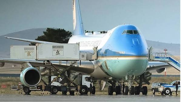 johnrobertsFox's tweet photo. Update on @realDonaldTrump departure from Turkiye. @pdoocy reports that the "decoy" AF-1 was flanked by fighter jets as it traveled to the UK
The press pool had been instructed to keep their window shades down for the journey https://t.co/CqSCPqQyHh