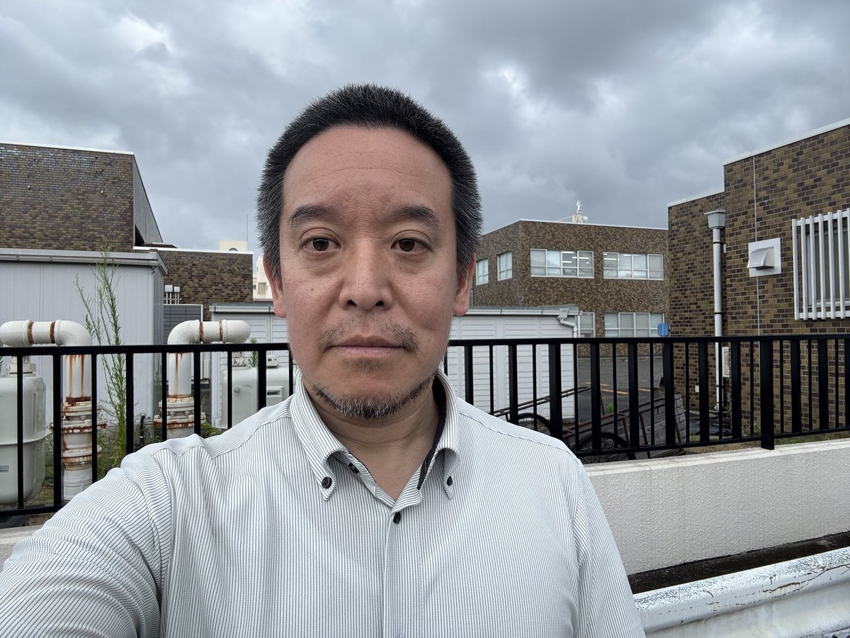 satoshi_hamada's tweet photo. 神戸拘置所に行って、立花孝志党首への差入れをしてきました。

ご協力いただきました方々、ありがとうございました。

立花孝志党首のお母様は面会されました。
※現状は弁護士と親族のみ面会可能とのこと

立花孝志党首が名誉毀損の疑いで逮捕されてから、すでに10ヶ月が経過しました。

この異例の長期身柄拘束は、日本の刑事司法における「人質司法」の闇を改めて浮き彫りにしています。

1. 異例の長期勾留と人質司法の実態

逃亡の恐れが極めて低い状況下で、抽象的な「罪証隠滅の懸念」のみを根拠に拘束を更新し続ける姿勢は、実質的な言論封じであり、表現の自由に対する重大な侵害です。

弁護士ドットコムニュース等でも厳しく批判されています。

2. 報道特集によるWHOガイドライン無視とメディアリンチ

TBS「報道特集」をはじめとする既存メディアの報道姿勢は極めて悪質です。

特に竹内元県議の件において、厚生労働省も順守を呼びかける「WHO自殺報道ガイドライン」を完全に無視し、原因を単純化して立花氏のみに責任があるかのようなナレーションを行いました。

これは報道倫理を放棄したメディアリンチに他なりません。

3. 公益を守るための闘いと真実相当性

立花氏の活動の本質は、兵庫県政の不透明な政治プロセスを検証し、有権者の知る権利を守ることにあります。

名誉毀損とされる発信も、複数の内部情報や証言に基づき、真実であると信じるに足りる合理的な根拠（真実相当性）を持っていました。

現状の措置は、既存の利権構造に立ち向かう者への政治的弾圧の側面が強いと言わざるを得ません。

4. 複雑な背景の隠蔽とメディアの責任

議会内の激しい対立や委員会運営の負荷など、多角的な要因を無視し、立花氏のみを叩く物語を捏造するメディアは報道の公平性を著しく欠いています。

総括

半年間の過酷な勾留は権力への見せしめ的ですが、立花氏は裁判を通じて司法の歪みとメディアの不公正を明らかにする姿勢を堅持しています。

今後の公判で、私刑を煽ったメディアの責任と言論の自由が厳しく問われるべきです。