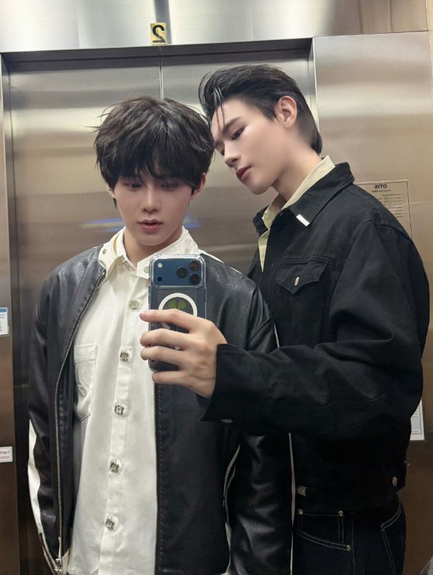 jayinjayl's tweet photo. I KNOW YOU SEE IT TOO BRO HES COPY PASTE YOON JAY #TOPTAPJarukit #ToptapMinlee https://t.co/krXCXQo3wJ