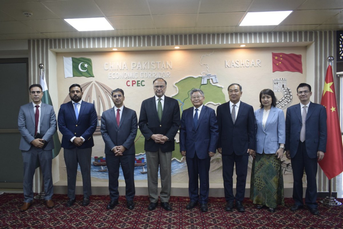 coecpec's tweet photo. A Chinese delegation led by Mr. Sun Dongsheng met at the CPEC Secretariat to discuss economic cooperation under CPEC 2.0. Prof. Ahsan Iqbal highlighted URAAN Pakistan, while PIDE VC Dr. Nadeem Javaid stressed stronger Pakistan-China trade. #CPECPhase2 #CoECPEC https://t.co/sG0OvkXicV