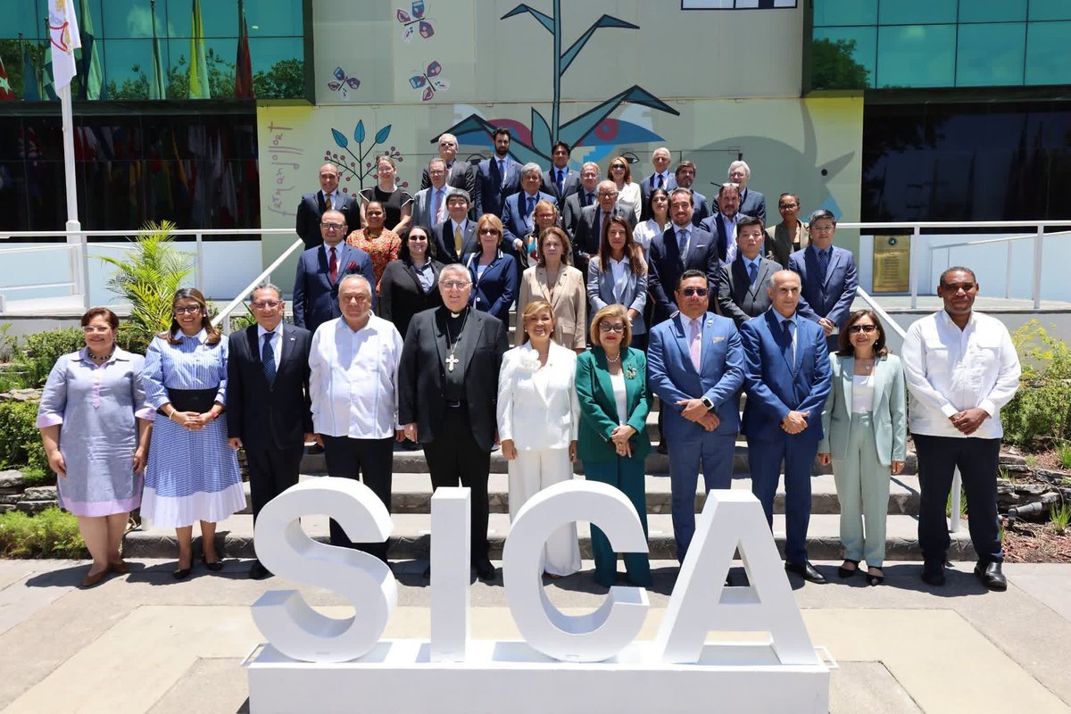EmbColES's tweet photo. Colombia, como Observador Regional del @sg_sica, acompañó el inicio de gestión de la Secretaria General Lina Ajoy. Le auguramos éxitos en esta gestión, convencidos de que una integración regional más fuerte se traduce en mejores oportunidades y bienestar para nuestros pueblos. https://t.co/w1coF7Xtck