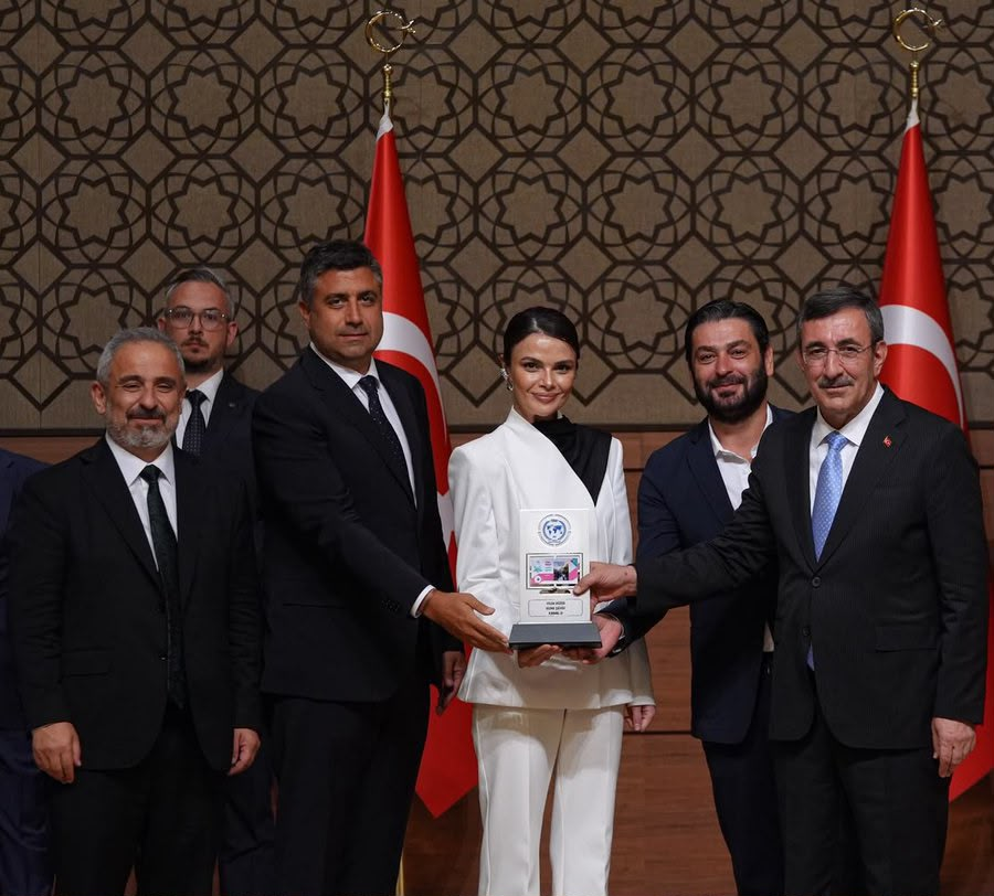 populicc's tweet photo. Uzak Şehir, yılın dizisi seçildi. https://t.co/FTvatXSQSf