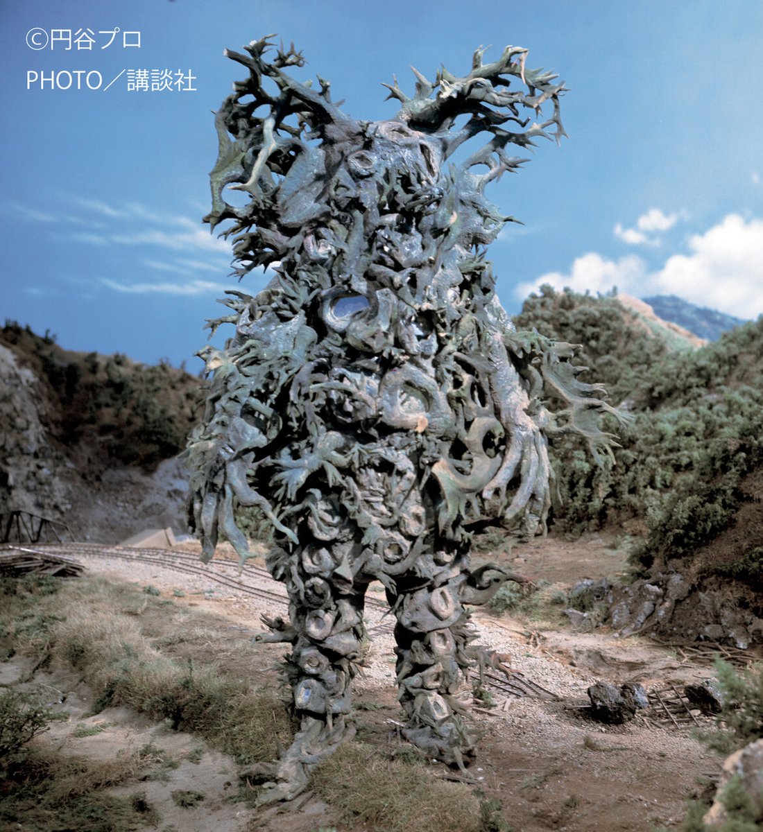 reijirokousiki's tweet photo. 鏡を使って中が空洞になってるよう錯覚させる視覚効果。 ＃高山良作 先生が『＃ウルトラセブン』の ＃ワイアール星人 のぬいぐるみに用いた手法と同じだ！
写真引用元 ＞ https://t.co/xUJRgsJWE7 https://t.co/QUtmu5ZSjC