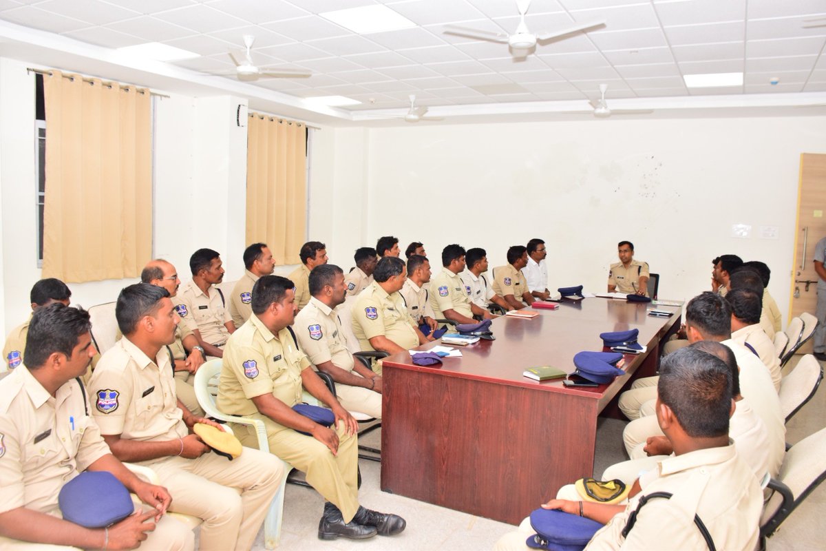 SpJagtial's tweet photo. జిల్లా పోలీస్ కార్యాలయంలో బ్లూ కోల్ట్, పెట్రోల్ కార్ సిబ్బందితో ప్రత్యేక సమావేశం నిర్వహించి, #విజిబుల్_పోలీసింగ్, అత్యవసర పరిస్థితుల్లో బాధితులకు వేగవంతమైన సహాయం, నేర నియంత్రణ, నేరస్తులపై నిఘా, కమ్యూనిటీ పోలీసింగ్ మొదలగు అంశాలపై పలు సూచనలు చేయడం జరిగింది. 1/2
#CommunityPolicing https://t.co/7lrugT36kX