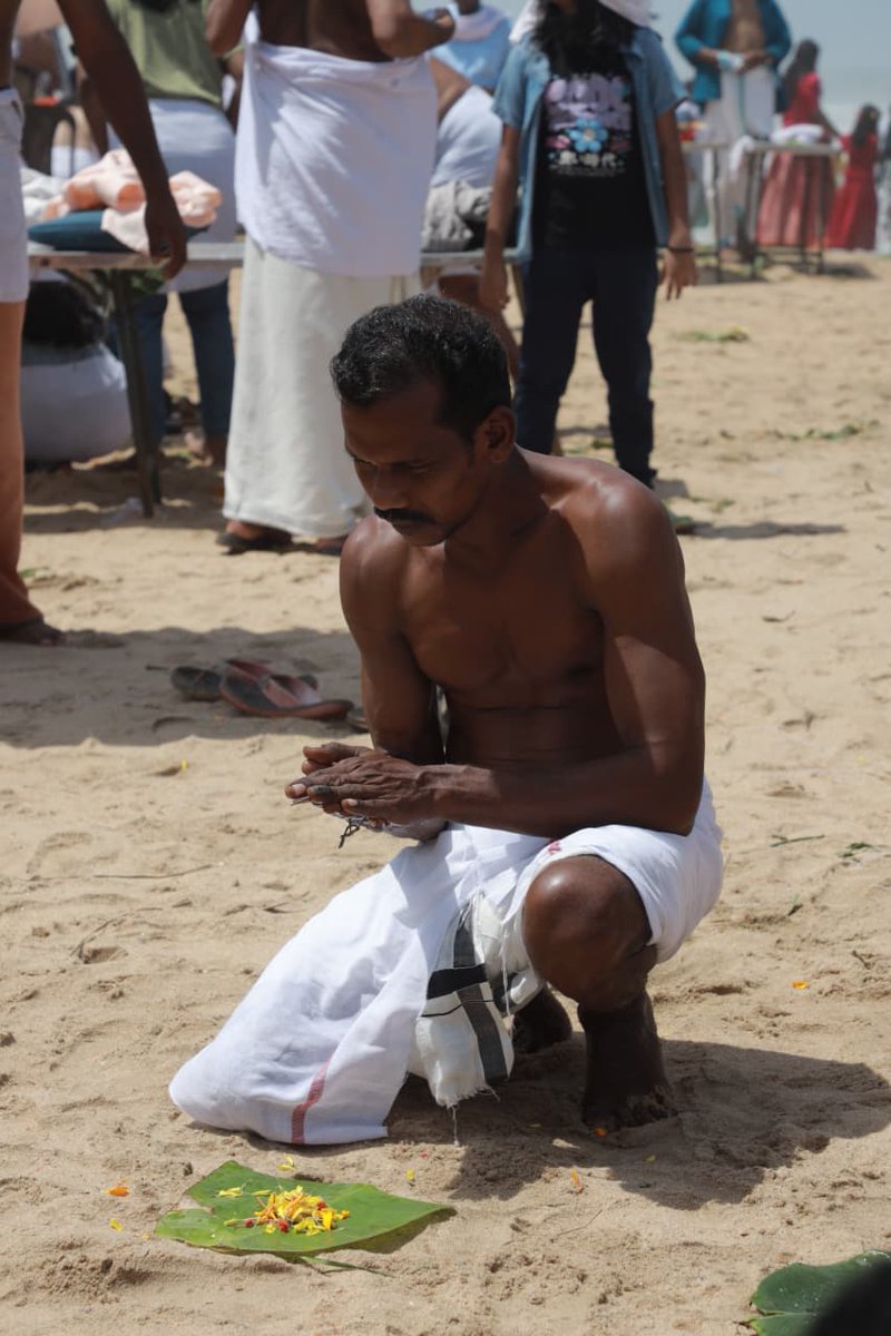 chipteck1's tweet photo. Thousands of devotees gathered at Varkala Papanasam to observe Karkidaka Vavu Bali Tharpanam, taking part in ancestral remembrance rituals on one of Kerala's most significant spiritual observances.

#KarkidakaVavu #Varkala #Kerala https://t.co/c4XyPsDaFy