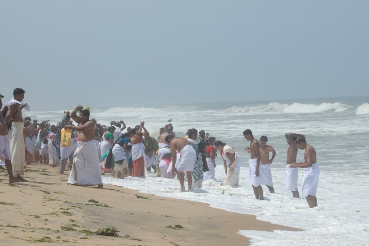 chipteck1's tweet photo. Thousands of devotees gathered at Varkala Papanasam to observe Karkidaka Vavu Bali Tharpanam, taking part in ancestral remembrance rituals on one of Kerala's most significant spiritual observances.

#KarkidakaVavu #Varkala #Kerala https://t.co/c4XyPsDaFy
