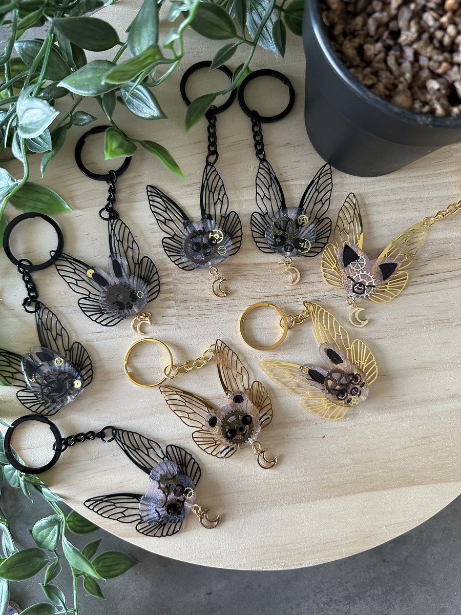 _Floreshop_'s tweet photo. ☀️MISE EN VENTE LE 17 AOUT à 18h☀️

Une petite pièce collector pensée pour les STAY qui veulent emporter un peu de leur univers SKZ partout avec eux. 🖤✨

Chaque pièce est unique, si vous en adoptez un, vous êtes certain de ne pas retrouver le même.

Sentez vous unique avec ✨ https://t.co/aJb9TNSnw0