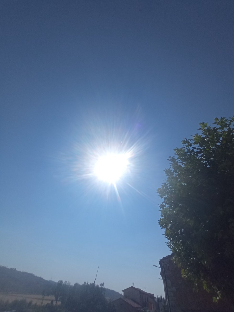 Simple_Mente3's tweet photo. 3 horas para que nuestro satélite tape al astro rey. https://t.co/R8QCV6zgJs