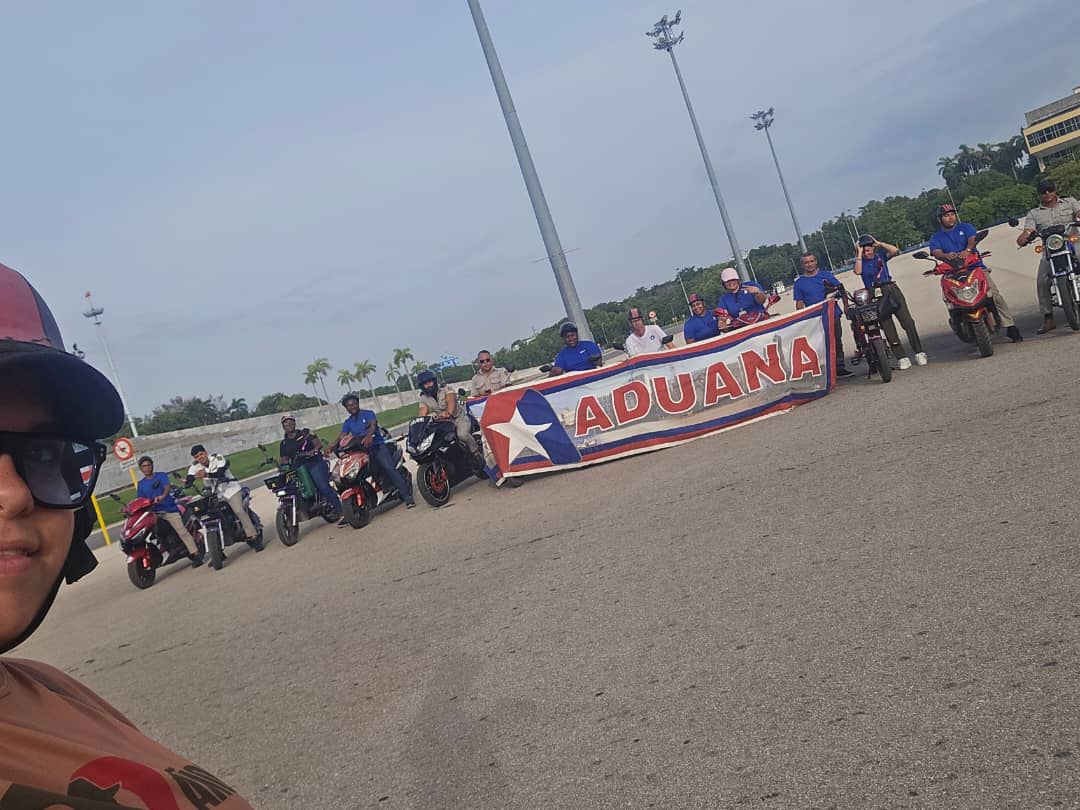 AduanaJM's tweet photo. 🇨🇺 Jóvenes de la #AduanadeCuba pedaleando por la historia 🚴 

Cada kilómetro recorrido es un homenaje al Comandante en Jefe Fidel Castro Ruz y al legado de su pensamiento 

Hoy más que nunca reafirmamos que somos continuidad 
Somos #Fidel 

#100AñosConFidel https://t.co/MAzGmDPG9E