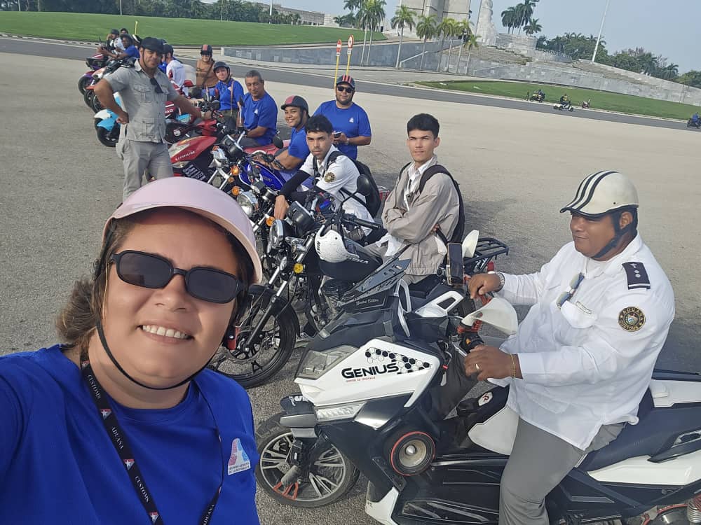 AduanaJM's tweet photo. 🇨🇺 Jóvenes de la #AduanadeCuba pedaleando por la historia 🚴 

Cada kilómetro recorrido es un homenaje al Comandante en Jefe Fidel Castro Ruz y al legado de su pensamiento 

Hoy más que nunca reafirmamos que somos continuidad 
Somos #Fidel 

#100AñosConFidel https://t.co/MAzGmDPG9E