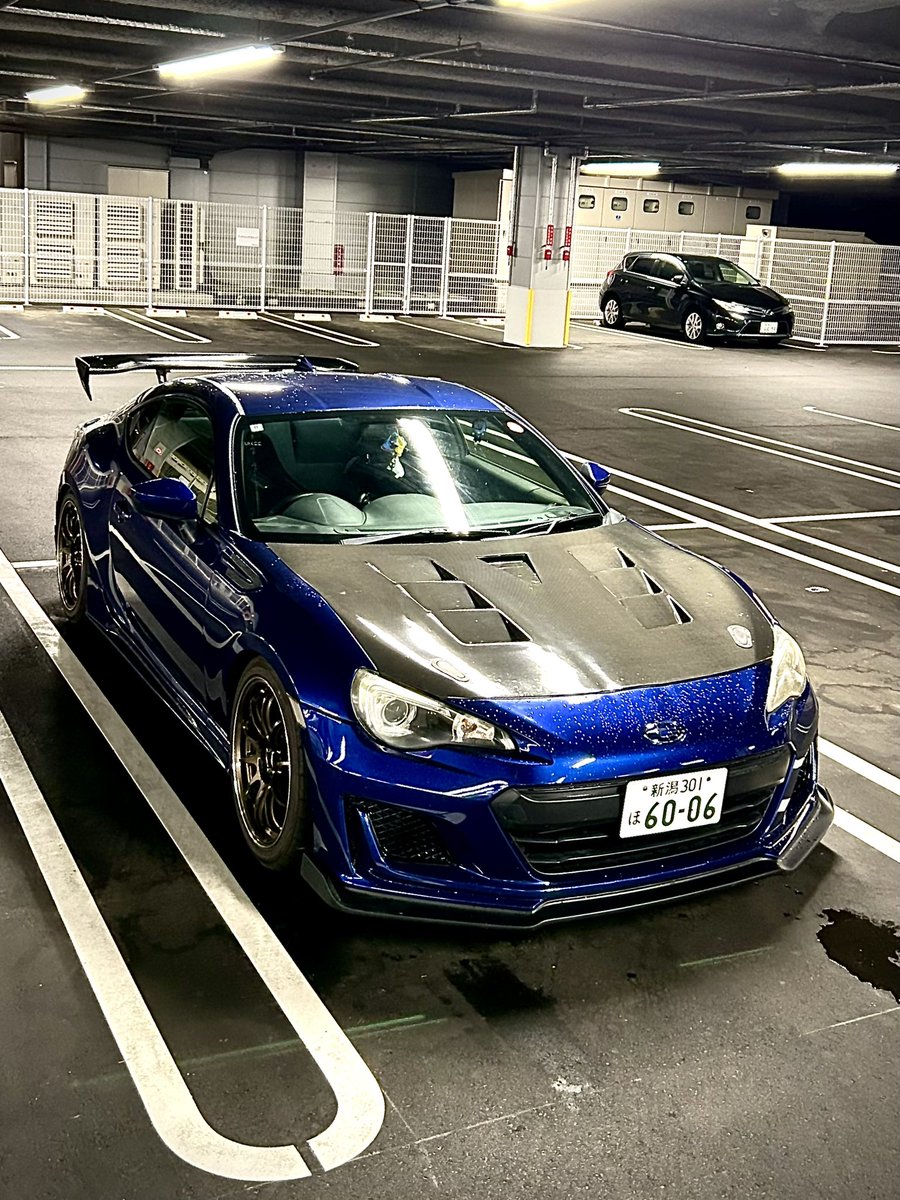 zc60322's tweet photo. 快適に乗りたい気持ちが強めに出てしまい、少し前に8.5Jのホイール(WORKのZR10)を中古で入手したんですがね

細いホイールでもツラを出せばそれなりにカッコ良いと思うんですよね

まぁウチのは色々調整中で全然出てないんですがね https://t.co/pc8cUWuAms