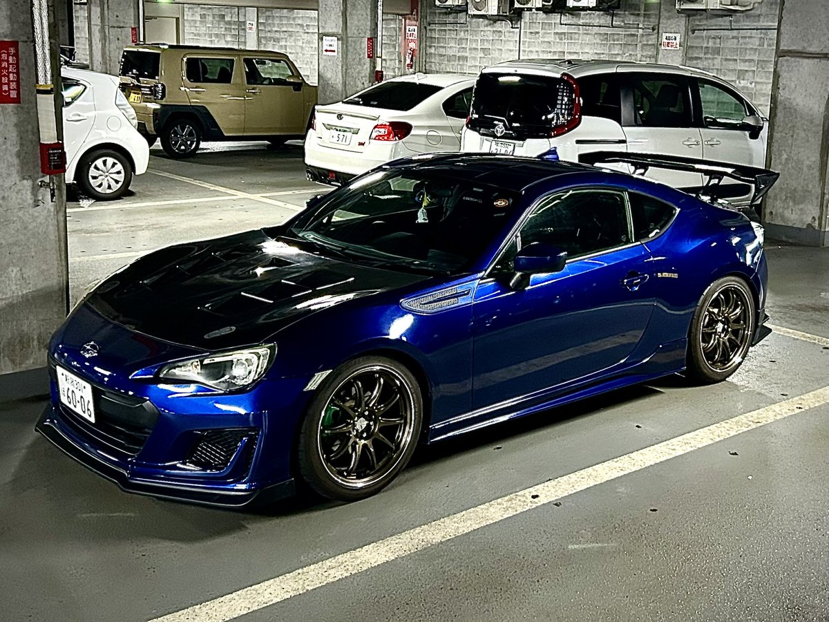 zc60322's tweet photo. 快適に乗りたい気持ちが強めに出てしまい、少し前に8.5Jのホイール(WORKのZR10)を中古で入手したんですがね

細いホイールでもツラを出せばそれなりにカッコ良いと思うんですよね

まぁウチのは色々調整中で全然出てないんですがね https://t.co/pc8cUWuAms