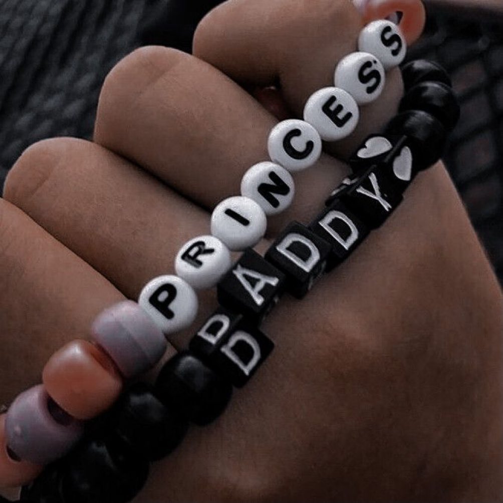 xurveinybf's tweet photo. i’d sell my soul to be able to have matching bracelets with a cute little princess 🖤🎀 https://t.co/Gy93f6ZcWq