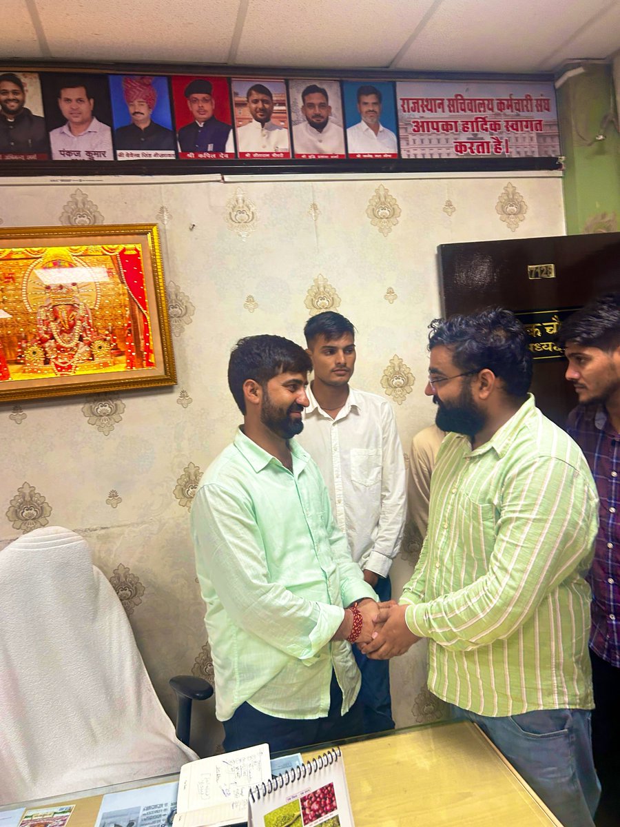 HANUMANKISAN's tweet photo. आज सचिवालय में भाई @Jobner_Vivek जी से मुलाकात कर राजस्थान सचिवालय कर्मचारी संघ के अध्यक्ष पद पर उनकी शानदार विजय के लिए हार्दिक शुभकामनाएँ एवं अभिनंदन प्रेषित किए।
साथ ही अध्यापक भर्ती की दस्तावेज़ सत्यापन (डीवी) प्रक्रिया शीघ्र आरंभ करवाने की महत्वपूर्ण माँग को लेकर संबंधित साथियों के साथ विस्तृत चर्चा भी की गई।
राजस्थान बेरोजगार यूनियन परिवार की ओर से सचिवालय के समस्त कर्मचारियों का विशेष आभार एवं धन्यवाद, जिन्होंने भाई विवेक जी को अपना अटूट समर्थन देकर उन्हें इस महत्वपूर्ण पद पर विजयी बनाया।
#हनुमान_किसान