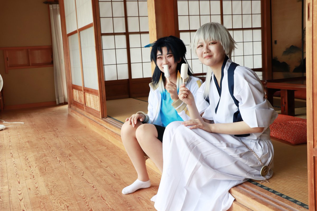 yaya_rii's tweet photo. #0725刀剣男士白飯会

【cosplay／69番　太鼓鐘貞宗】
【130番　鶴丸国永】→manamiさん（@yoz_gth ）
📷→せんぱいさん（@yobosuke）

「冷たくて美味しーなっ！
ほいっ、鶴さん服に落とすなよー？」 https://t.co/YjUB47GLCT