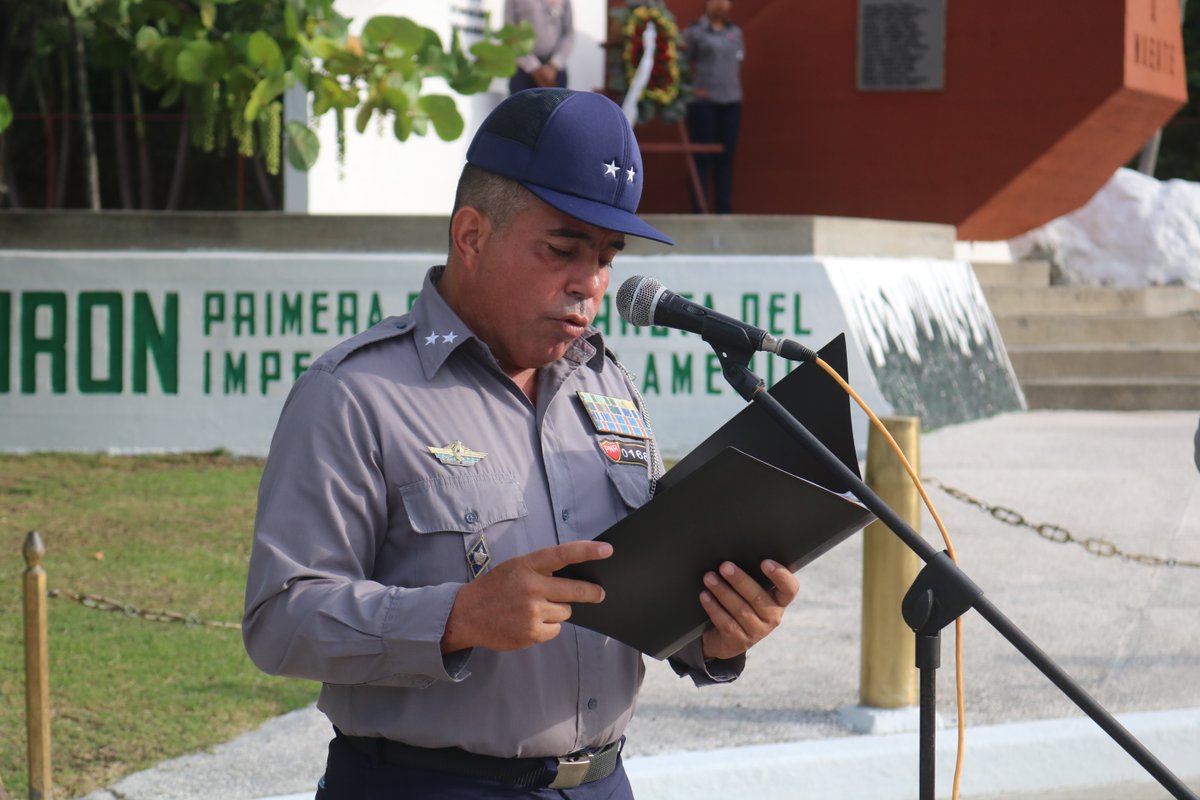 HeroesdeAzulCub's tweet photo. Acto Central de la DGPNR por el Centenario del Comandante en Jefe. Se entregaron distinciones "Fieles a su Legado", "Elogio a la Virtud" y carnés del PCC a 30 nuevos militantes. Compromiso con la Revolución. #HéroesDeAzul #100AñosConFidel
Articulo completo:https://t.co/bYav4sjuG2 https://t.co/6T7t19aMqb