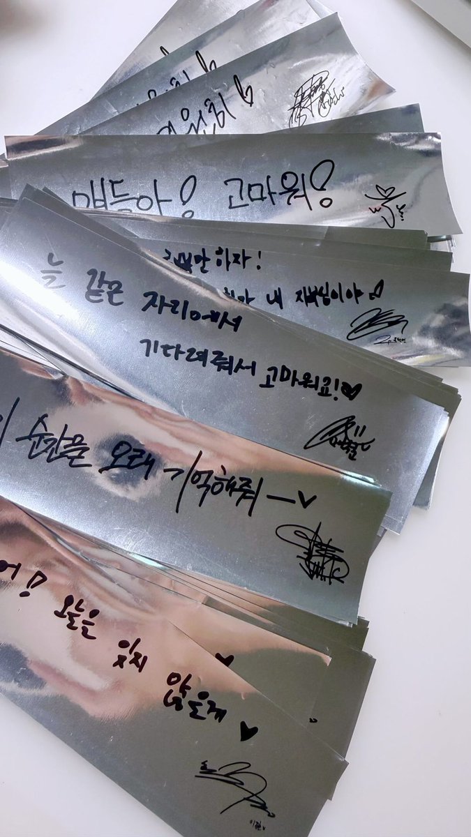 le2jh_vicky's tweet photo. 이렇게 구겨진 긴테(메시지 컨페티)를 다려볼까요?

👉🏻출처 : 2jhyoko 님 instagram
-
(번역)
온라인에서 알려주는 리본 수선 방법을 시도해 보세요. 어느 정도 도움이 되긴 하지만 효과는 제한적입니다. 최대 80%까지만 수선 가능하고, 완전히 복구할 수는 없습니다. 깊게 접힌 주름은 약간만 펴질 뿐입니다. 그리고 매우 조심해야 합니다. 온도가 너무 높으면 리본이 복구 불가능할 정도로 손상될 수 있습니다. 처음 시도할 때는 버려진 모서리 조각을 사용해 보세요.

핵심은 리본 조각을 컵 안쪽에 약 1초 정도 붙였다가 재빨리 떼어내는 것입니다 (온도가 식으면 몇 초 더 붙여 두어도 됩니다). 그런 다음 컵 안쪽을 따라 리본을 매끄럽게 펴줍니다.

저는 정수기에서 뜨거운 물을 받아 약 1분간 식혔습니다. 온도는 70~80도 정도였습니다. 끓인 물을 사용한다면 몇 분 더 식히세요. 컵이 넘어지지 않도록 주의하거나 뚜껑이 있는 유리병을 사용하세요.

원리는 같습니다. 저온 다림질을 하는 것입니다. 온도를 정확하게 조절할 수 없다면 절대 철사 절단기를 사용하지 마세요. 처음에 150도 각도의 철사 절단기로 베이킹 페이퍼를 잘라봤는데, 바로 표면이 흐릿해지고 말려 올라가 버렸어요.

마지막으로, 모든 사람들이 언제나 리본이 달린 자리에 앉을 수 있으면 좋겠어요!

https://t.co/eD5Wf9L3sC

#2pm #투피엠
#2pm_the_return