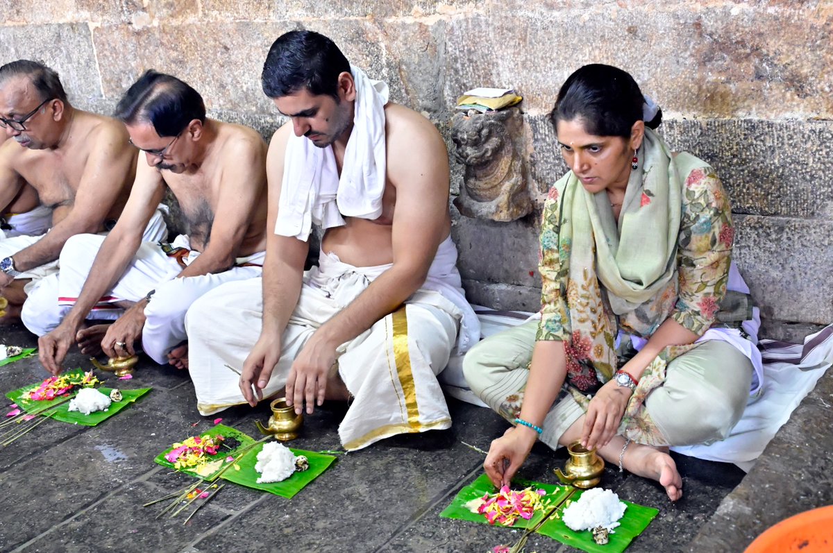 chipteck1's tweet photo. District Collector Anu Kumari participated in the Pithrutharpanam ceremony at Thiruvallam Parasurama Temple on Karkidaka Vavu, joining devotees in the annual ancestral remembrance observance.

#KarkidakaVavu #AnuKumari #Kerala https://t.co/q89sVVgu8B