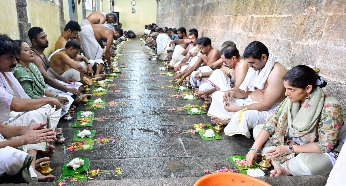 chipteck1's tweet photo. District Collector Anu Kumari participated in the Pithrutharpanam ceremony at Thiruvallam Parasurama Temple on Karkidaka Vavu, joining devotees in the annual ancestral remembrance observance.

#KarkidakaVavu #AnuKumari #Kerala https://t.co/q89sVVgu8B