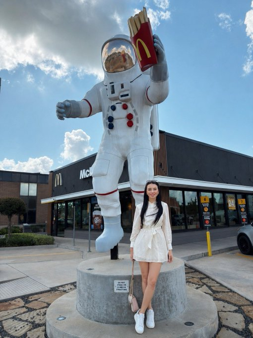 Mwjthse12's tweet photo. Guess I found the coolest coworker in Houston today. 🚀📷 https://t.co/7RdfNd68vd