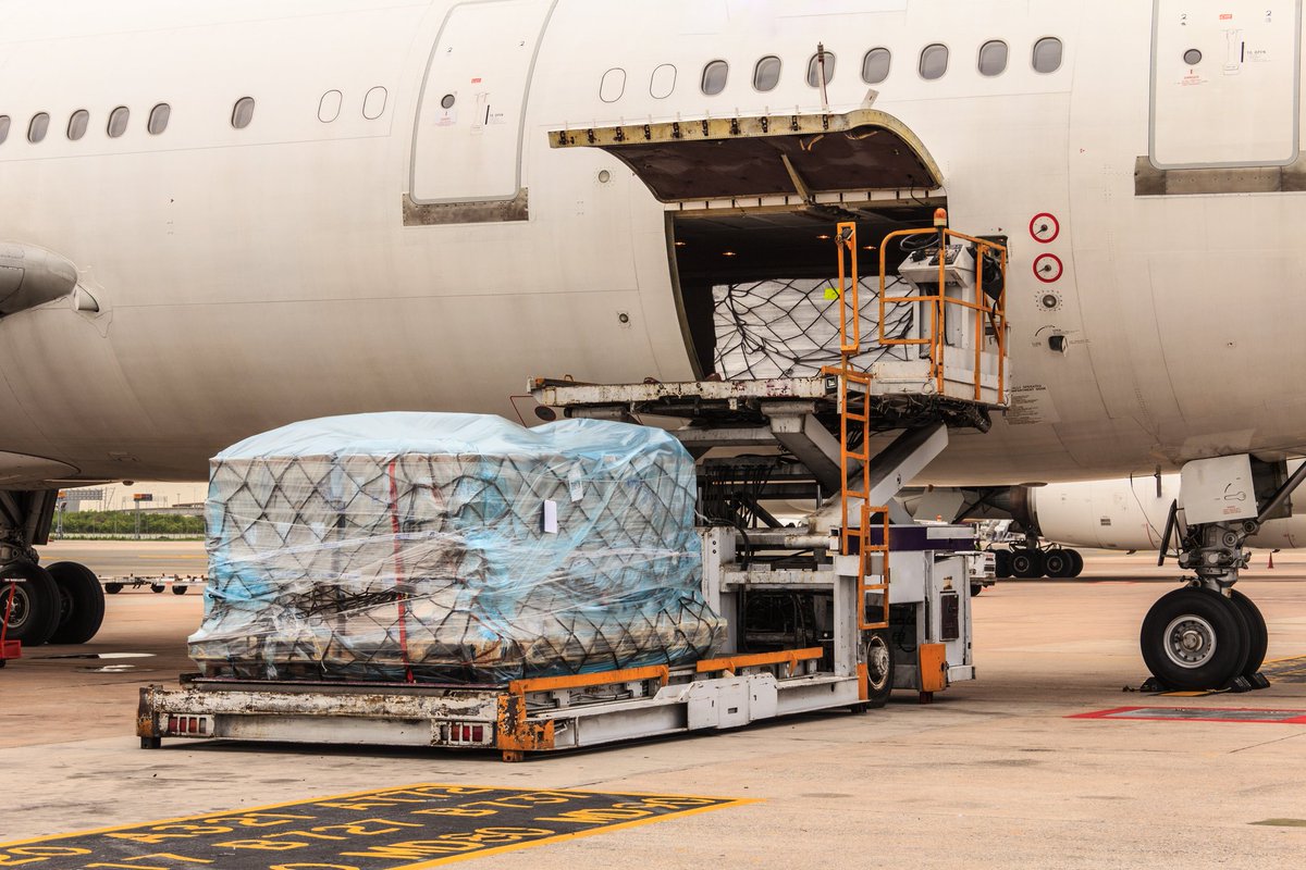 GrandAire's tweet photo. For more than 40 years, Grand Aire has helped businesses overcome air freight challenges. What are these obstacles? Learn more: https://t.co/11eWYhgxpz ✈️📦 #GrandAireFreightSolutions https://t.co/6r2tFTznWI