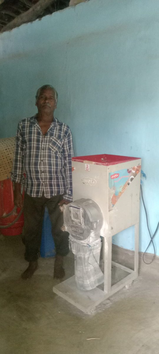dc_simdega's tweet photo. सफलता की कहानी-12

 बकीकोना में सौर ऊर्जा से विकास की नई रोशनी
माननीय मुख्यमंत्री श्री हेमंत सोरेन के नेतृत्व में झारखंड सरकार की जन-केंद्रित विकास नीति एवं जिला प्रशासन, सिमडेगा के सक्रिय एवं संवेदनशील प्रशासन के सतत प्रयासों से जिले के दूरस्थ एवं वंचित क्षेत्रों में बुनियादी सुविधाओं को सुदृढ़ करने की दिशा में सकारात्मक परिवर्तन हो रहे हैं। वर्ष 2026 में सिमडेगा के 6 प्रखंडों के 129 गांवों तक पहुंच बनाकर इस समावेशी विकास की दिशा को और विस्तार दिया गया है।

केरसेई प्रखंड का बकीकोना इस परिवर्तन का प्रेरक उदाहरण है। यहां 85 परिवार लंबे समय तक विद्युत सुविधा से वंचित थे। रोशनी के लिए केरोसिन तथा सिंचाई के लिए डीजल पंप पर निर्भरता से ग्रामीणों पर आर्थिक बोझ पड़ता था और बच्चों की पढ़ाई भी प्रभावित होती थी। वर्ष 2025 में 17.98 किलोवाट क्षमता का सोलर माइक्रोग्रिड स्थापित होने से सभी 85 परिवारों, प्राथमिक विद्यालय, सामुदायिक संस्थानों एवं पूरे टोले को विद्युत सुविधा प्राप्त हुई।

सौर ऊर्जा के आगमन के बाद गांव में राइस हॉलर, आटा चक्की एवं 5 सिंचाई पंप संचालित हो रहे हैं, जिससे कृषि एवं स्थानीय आर्थिक गतिविधियों को नई गति मिली है।

श्रीमती माधुरी सामा मिंज के परिवार के लिए बिजली ने शिक्षा एवं घरेलू सुविधाओं के नए अवसर खोले, वहीं किसान श्री इमैनुअल तिर्की के लिए सौर ऊर्जा ने सिंचाई तथा फसल विविधीकरण की संभावनाओं को मजबूत किया।

इस परिवर्तन को जमीन पर साकार करने में ट्रांसफॉर्म रूरल इंडिया (TRI) ने स्थानीय समुदाय के साथ मिलकर महत्वपूर्ण भूमिका निभाई। जिला प्रशासन, सिमडेगा के मार्गदर्शन, सहयोग और निरंतर समर्थन के बिना इस पहल को प्रभावी रूप से धरातल पर उतारना संभव नहीं होता। जिला प्रशासन के समन्वय एवं TRI के तकनीकी और सामुदायिक सहयोग ने बकीकोना जैसे दूरस्थ गांव में स्थायी ऊर्जा समाधान को आकार दिया।
@prdjharkhand 
@JharkhandCMO