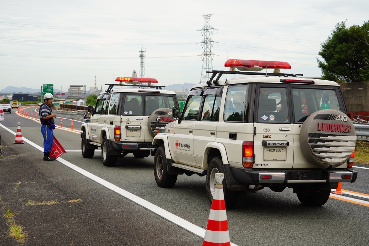 w_nexco_news's tweet photo. 全国から届く支援の力！

8月11日（火）9時から、九州自動車道全線で緊急車両の通行が可能となり、熊本をはじめ各地から集まった支援車両が被災地へ向けて人員や支援物資を運んでいます。 https://t.co/XeVYfUCDzv