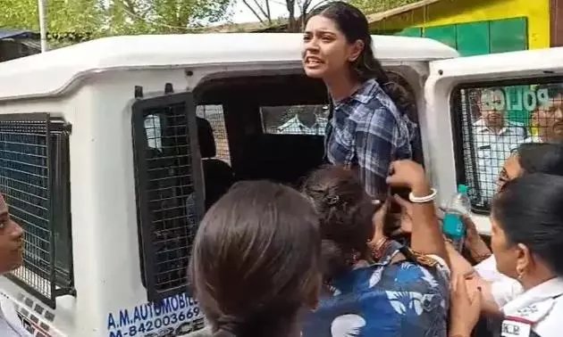 HindArmy_1's tweet photo. @MahuaMoitra Like you arrested a girl from her home in Gurgaon and humiliated her family?

You enjoyed the power until you had it. How does it feel to be powerless now? https://t.co/JngDpZhU7I