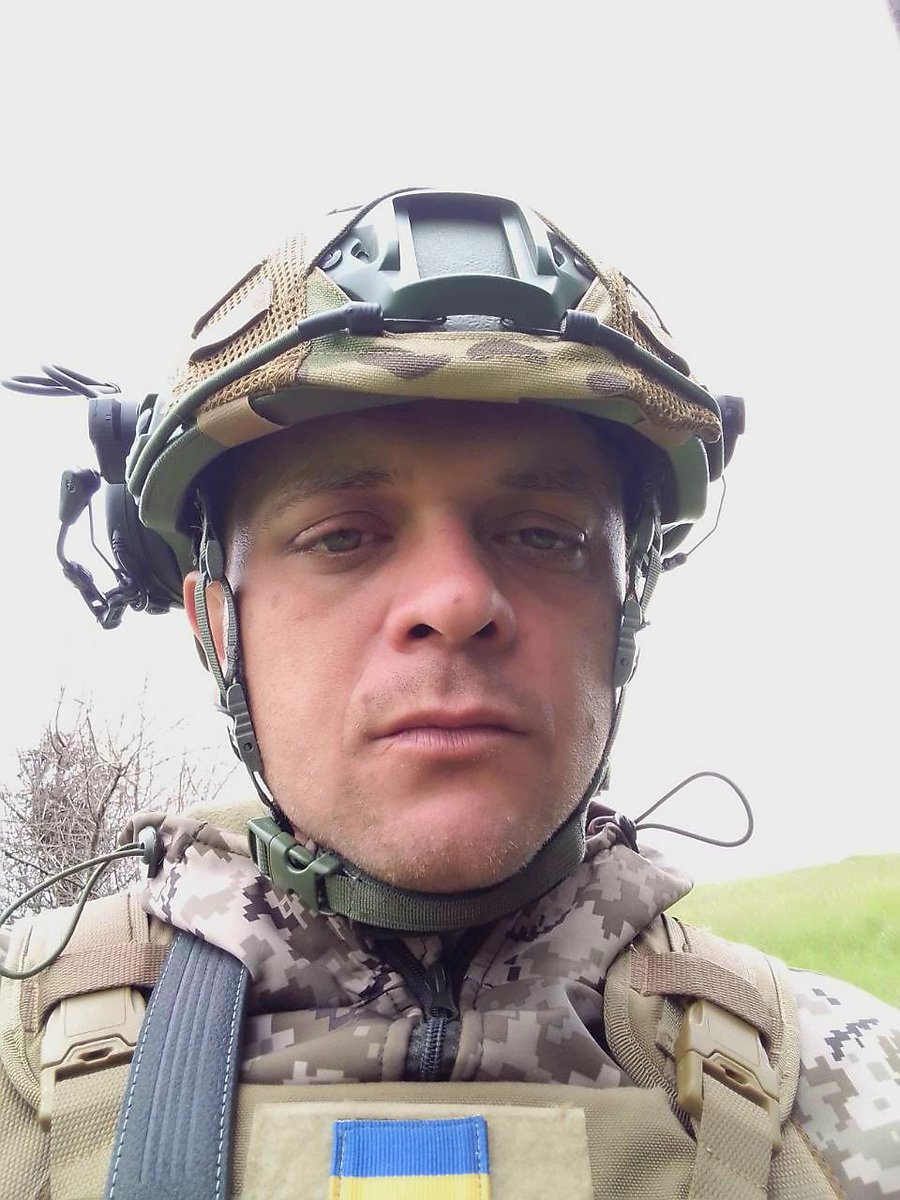 censor_net's tweet photo. Півтора року від смерті Мар’яна Пенкальського: зі зв’язаними руками і без голови. Чому дружина воїна звертається до Зеленського і Драпатого? 

Смерть молодшого сержанта 503-го окремого батальйону морської піхоти Мар’яна Пенкальського у грудні 2024 року під Добропіллям сколихнула Україну. Адже усе вказувало на те, що майстерний 33-річний оператор БПЛА не помер власною смертю: тіло було без голови і частини внутрішніх органів, руки зв’язані за спиною.

І якщо перше можна пояснити тим, що останки знайшли через півтора місяця й тіло постраждало від звірів, то друге швидше вказує на вбивство. Під час розслідування виявилося, що машина Мар’яна опинилися у військових 425-го окремого штурмового полку "Скеля", який дислокувався недалеко від місця. 

Станом на сьогодні схоже, що розслідування смерті Пенкальського саботували, військова частина через рік після загибелі подала в ДБР заяву про те, що Пенкальський пішов в СЗЧ, ДБР цю заяву прийняло, а тому дружина та троє дітей захисника опинилися без соціального захисту і грошових компенсацій. І це попри виграний суд, який скасував первинну документацію військової частини про буцімто СЗЧ. 

Читайте детальніше в ексклюзивному матеріалі Ольги Скороход на Цензор.НЕТ: 

https://t.co/23ioGu7kbk